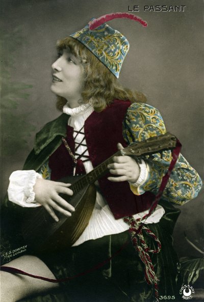 Henriette Rosine Bernard alias Sarah Bernhardt (1844-1923), nel ruolo del trovatore Zanetto, suonando il liuto nel dramma di François Coppée 