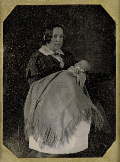 Mrs. Thomas Ustick Walter e il suo bambino deceduto, ca. 1846. Creatori: W. & F. Langenheim, William Langenheim da William and Frederick Langenheim
