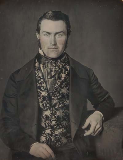 Uomo seduto con gilet floreale da W. and F. Langenheim