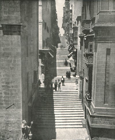 Una strada ripida a Valletta, Malta da W and S Ltd