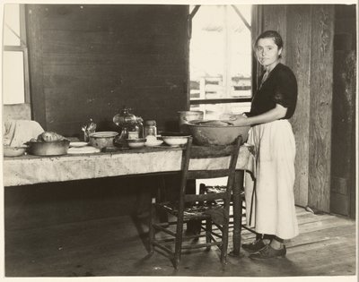 [Elizabeth Tengle al tavolo della cucina]/[Paralee Ricketts al lavoro in cucina]. da Walker Evans