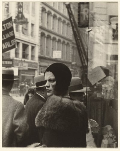 Ragazza in Fulton Street, New York da Walker Evans