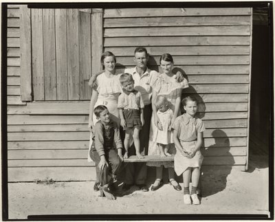 Famiglia di mezzadri, Contea di Hale, Alabama / Famiglia Burroughs, Contea di Hale, Alabama da Walker Evans