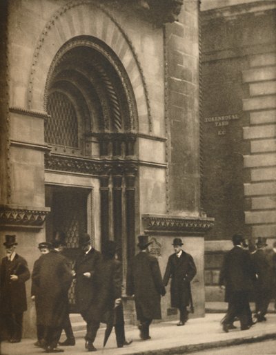 Uno scorcio di Lothbury a mezzogiorno in un giorno lavorativo, c1935 da Walter Benington