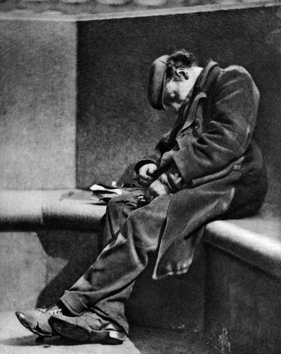 Un uomo che dorme sul Blackfriars Bridge, Londra, 1926-1927 da Walter Benington