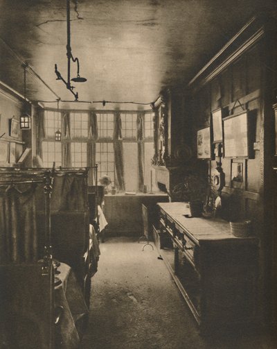 Sala Grill del primo piano del Cock con vista su Fleet Street, c1935 da Walter Benington