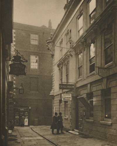 In Devereux Court, pieno di associazioni del XVIII secolo, c1935 da Walter Benington