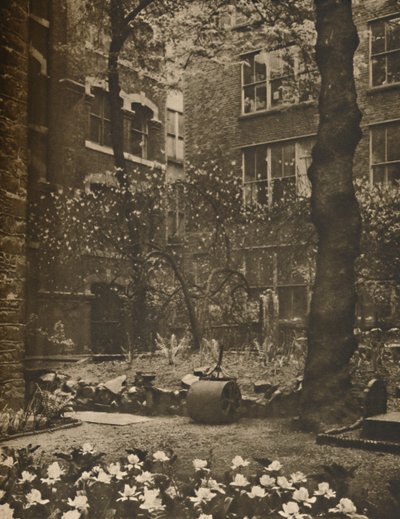 Il cimitero vuoto di quella che era All Hallows Staining, c. 1935 da Walter Benington