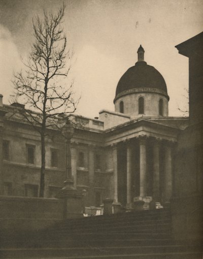 La National Gallery dai gradini della terrazza di Trafalgar Square da Walter Benington