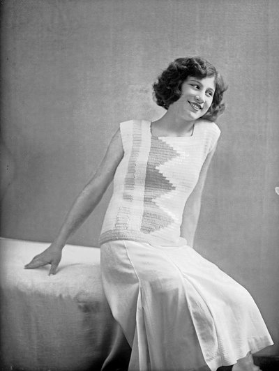 Modella con un abito creato da Anita Pittoni, 1940 circa (foto b/n) da Wanda Wulz