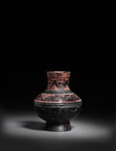 Piccolo vaso di ceramica nera laccata dipinta di rosso, Hu, 476-221 a.C. da Warring States period Chinese School