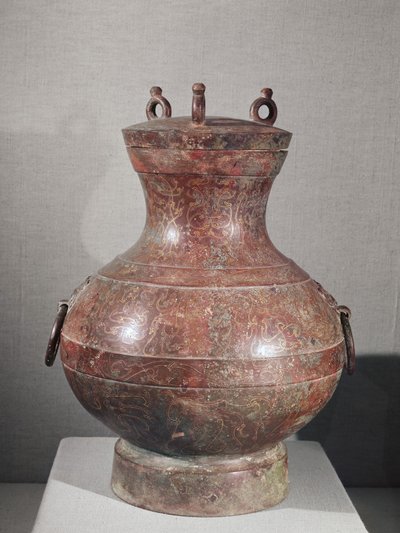 Vaso dalla tomba del principe Liu Shang (bronzo intarsiato con oro e argento) da Western Han Dynasty Chinese School
