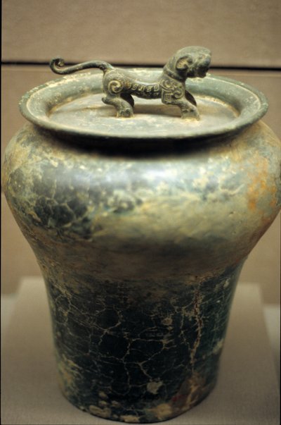 Vaso da vino a forma di giara, sormontato da una tigre da Western Zhou Dynasty Chinese School