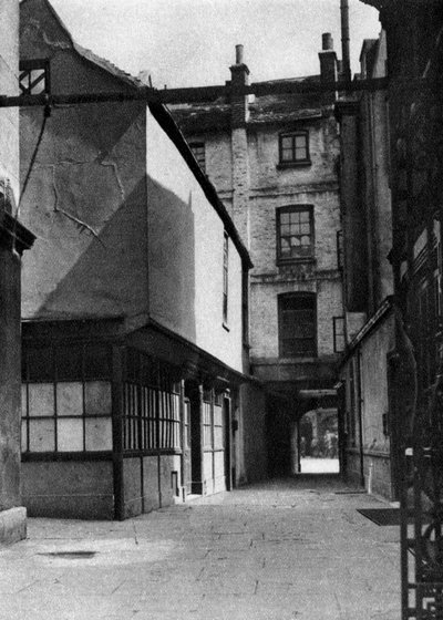 Edifici di Calvert, con un cortile tipico della vecchia Borough High Street, Londra, 1926-1927 da Whiffin