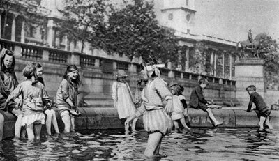 Bambini che giocano nelle fontane a Trafalgar Square, Londra, 1926-1927 da Whiffin