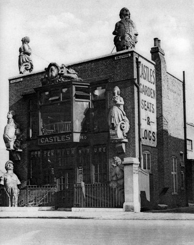 Polene di vecchie navi da guerra, Grosvenor Road, Londra, 1926-1927 da Whiffin