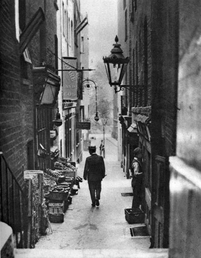 George Court un vicolo che conduce al Teatro Adelphi dalla Strand, Londra, 1926-1927 da Whiffin