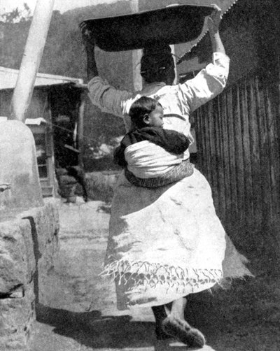 Una donna coreana che porta un bambino sulla schiena da Wide World Photos