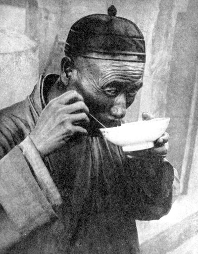 Un uomo che mangia, Mukden Shenyang, Cina, 1936 da Wide World Photos