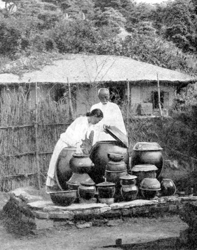 Abitanti in abiti bianchi della Corea da Wide World Photos