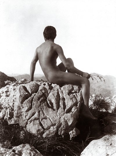 Giovane uomo che posa su una roccia da Wilhelm Baron von Gloeden