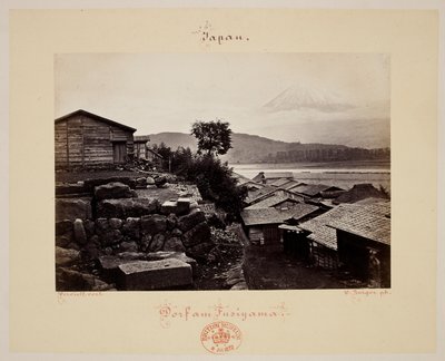 Fusiyama. Casa e Monte Fuji sullo sfondo. da Wilhelm J. Burger