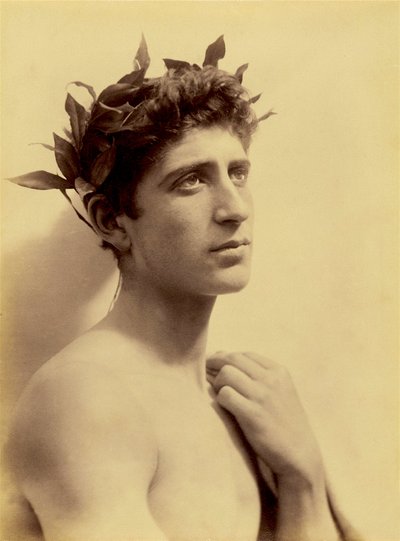 Studio di un ragazzo con una corona, Sicilia, c.1898 da Baron Wilhelm von Gloeden