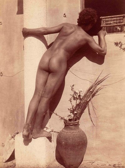 Studio di un ragazzo che guarda attraverso una finestra, c.1900 da Baron Wilhelm von Gloeden