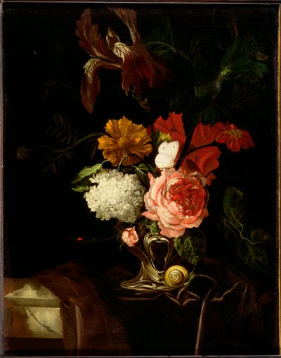 Una rosa, e iris, lillà e altri fiori in un vaso d