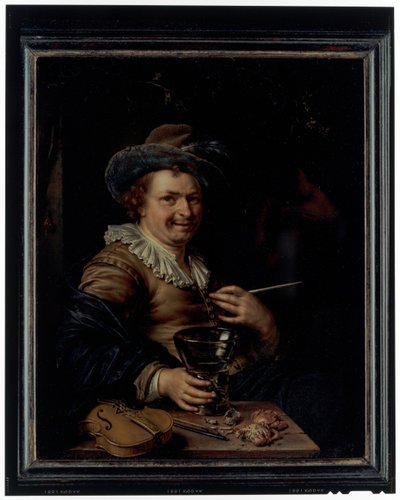Un uomo che tiene una pipa e un bicchiere seduto a un tavolo su cui riposano un violino e dei granchi da Willem Van Mieris