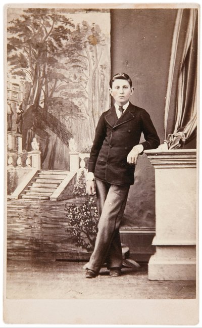 Ritratto in studio di un giovane davanti a uno sfondo dipinto di scale e giardino da William Bentley
