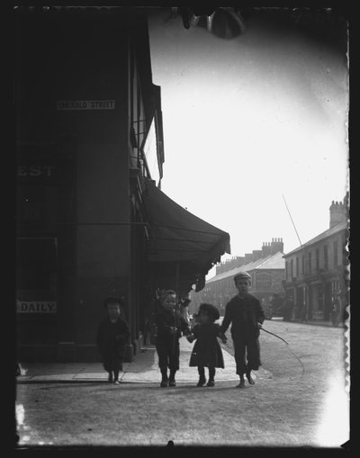 Emerald Street, Cardiff, anni 1890 o 1900 da William Booth