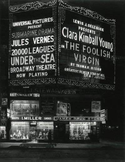 1554 Broadway alla 46th Street, I. Miller Shoes; James Drug Store, e grandi insegne per film illuminate sopra. da William Davis Hassler