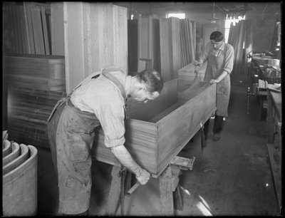 Regolazione dei lati e del fondo della cassa di legno, Oneida, New York, 3 aprile 1916 da William Davis Hassler