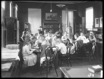 Bambini che leggono nella sala di lettura di una filiale non identificata della Queens Borough Public Library, c.1910 da William Davis Hassler