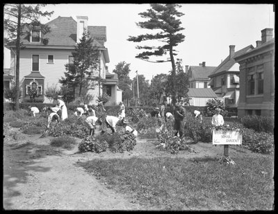 Bambini che lavorano nel giardino della filiale Poppenhusen della Biblioteca Pubblica del Queens, 14 agosto 1915 da William Davis Hassler