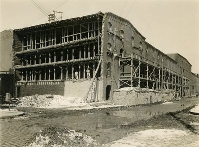 Cantiere, due uomini in piedi nel lato aperto dell