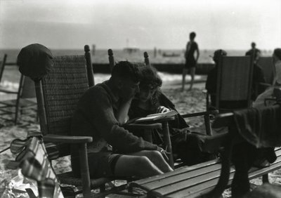 Coppia che legge sulla spiaggia, Coney Island, c.1910-21 da William Davis Hassler