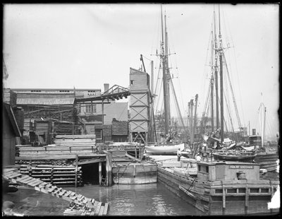 Docks e barche su un lungomare non identificato, possibilmente Harlem River, Inwood, New York, c.1910 da William Davis Hassler