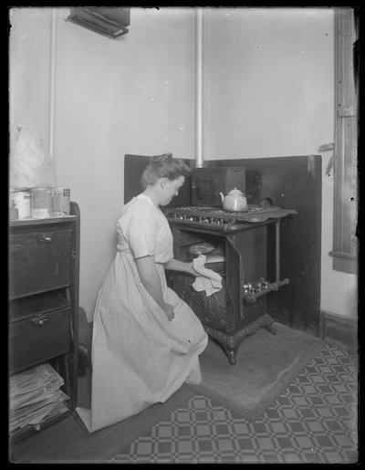 Ethel Gray Magaw Hassler che prende il pane dal forno, c.1913 da William Davis Hassler