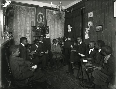 Lezione del Comitato Evangelista a casa della Sig.ra Bostick, 72 West 99th Street, Mr. Rockwood insegna a un gruppo di giovani afroamericani. 31 marzo 1916 da William Davis Hassler