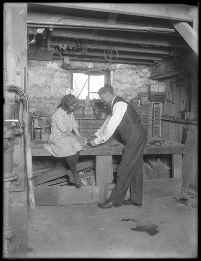 Frank P. Hassler e Mary Hassler nel seminterrato, Glen Ellyn, c.1912 da William Davis Hassler