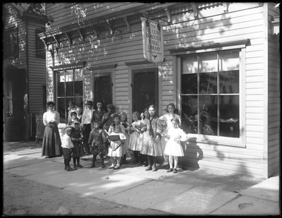Gruppo di bambini posati fuori dalla filiale di Whitestone della Queens Borough Public Library, c.1912 da William Davis Hassler