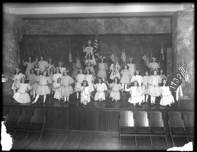 Ritratto di gruppo di bambine durante una performance, probabilmente l