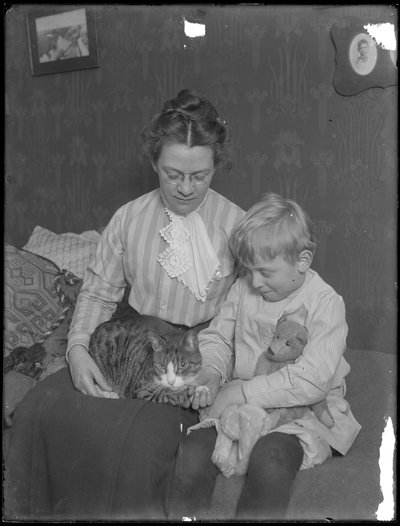 Harriet E. Hassler e William Gray Hassler, seduti con il gatto tigrato (Reddy) e l