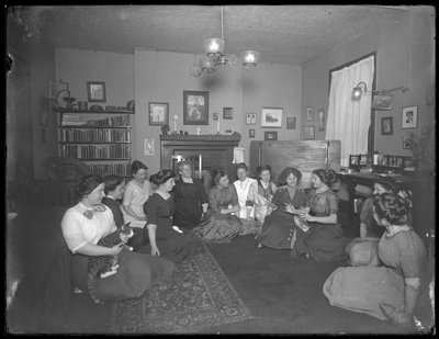 Harriet E. Hassler con un gruppo di giovani donne, 206 W. 13th Street, New York da William Davis Hassler