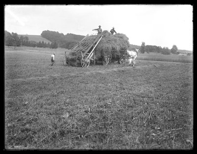 Carro di fieno, lavoratori agricoli e bambini, mostrando l
