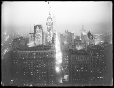 Vista notturna nebbiosa di Lower Manhattan verso nord, con il Singer Building, il Woolworth Building e il Municipal Building visibili, c.1913 da William Davis Hassler