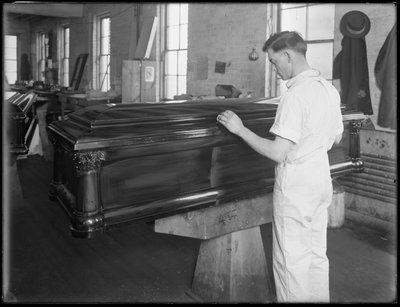 Ispezione di una bara, Oneida, New York, 3 aprile 1916 da William Davis Hassler