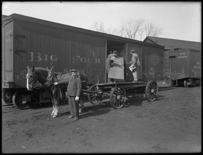 Uomini che misurano e ispezionano il legname per la fabbricazione di bare, Oneida, New York, 3 aprile 1916 da William Davis Hassler
